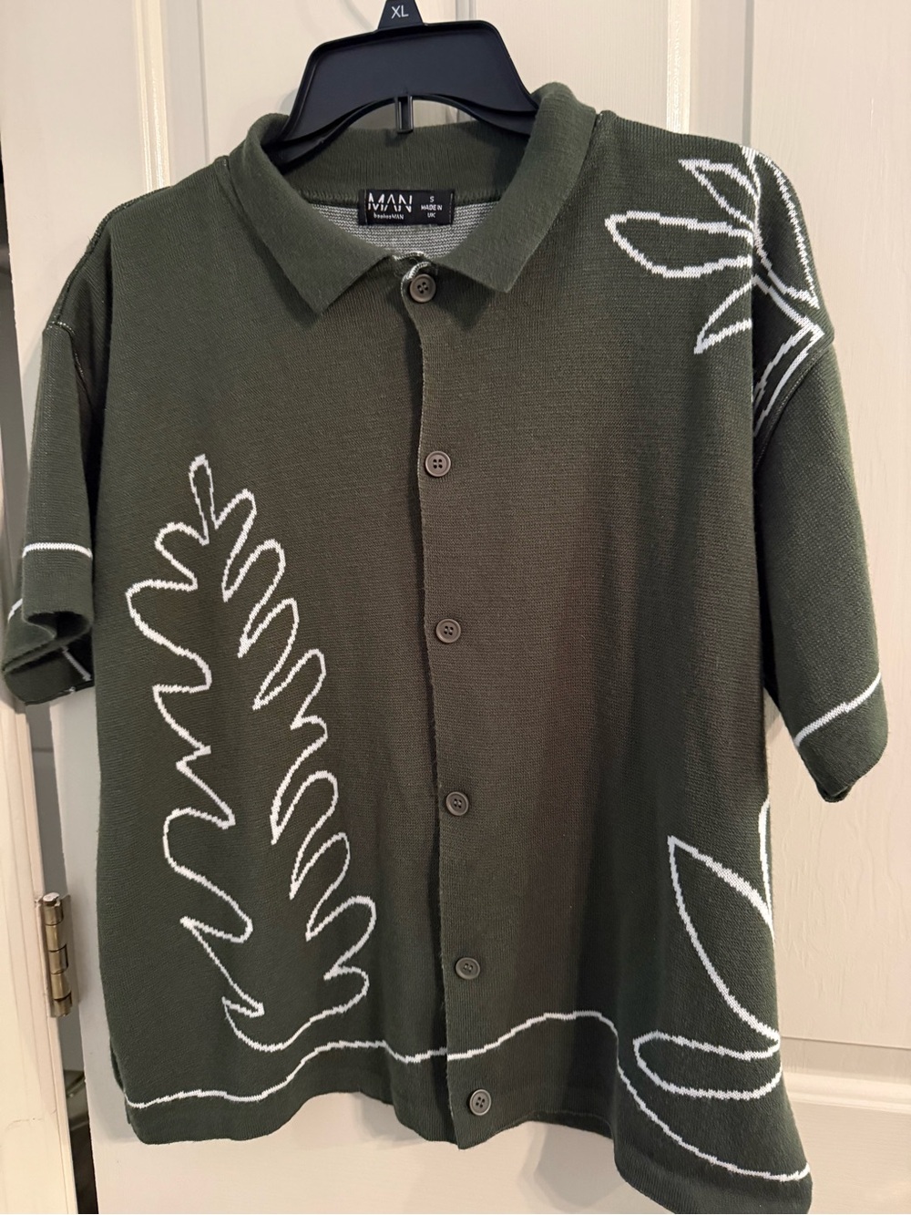 Boohoo Olive Green Button-Front Casual Shirt with White Leaf Stitch